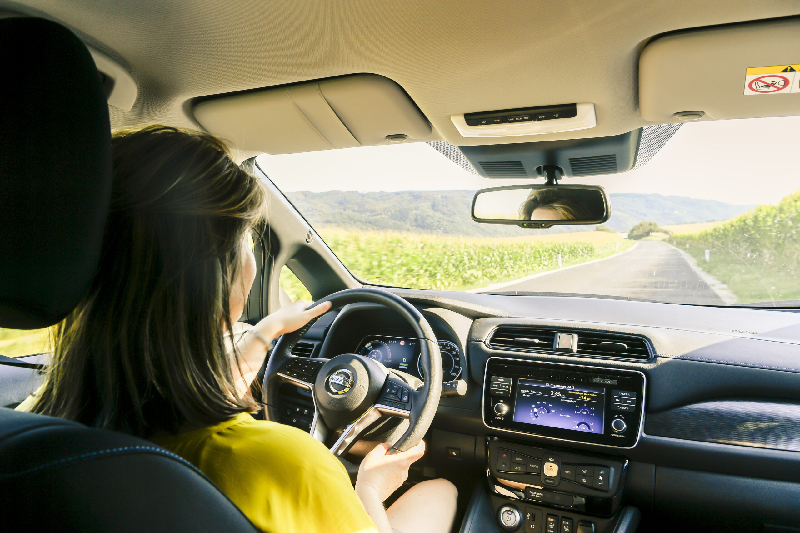 Frau lenkt e Fahrzeug